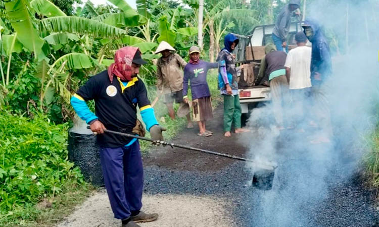 DIBANGUN: Para pekerja sedang mengaspal jalan di di RT 7/RW 2, Dusun Gentengan sampai RT 14 dan 16/RW 4,&nbsp; Dusun Satreyan Wetan.