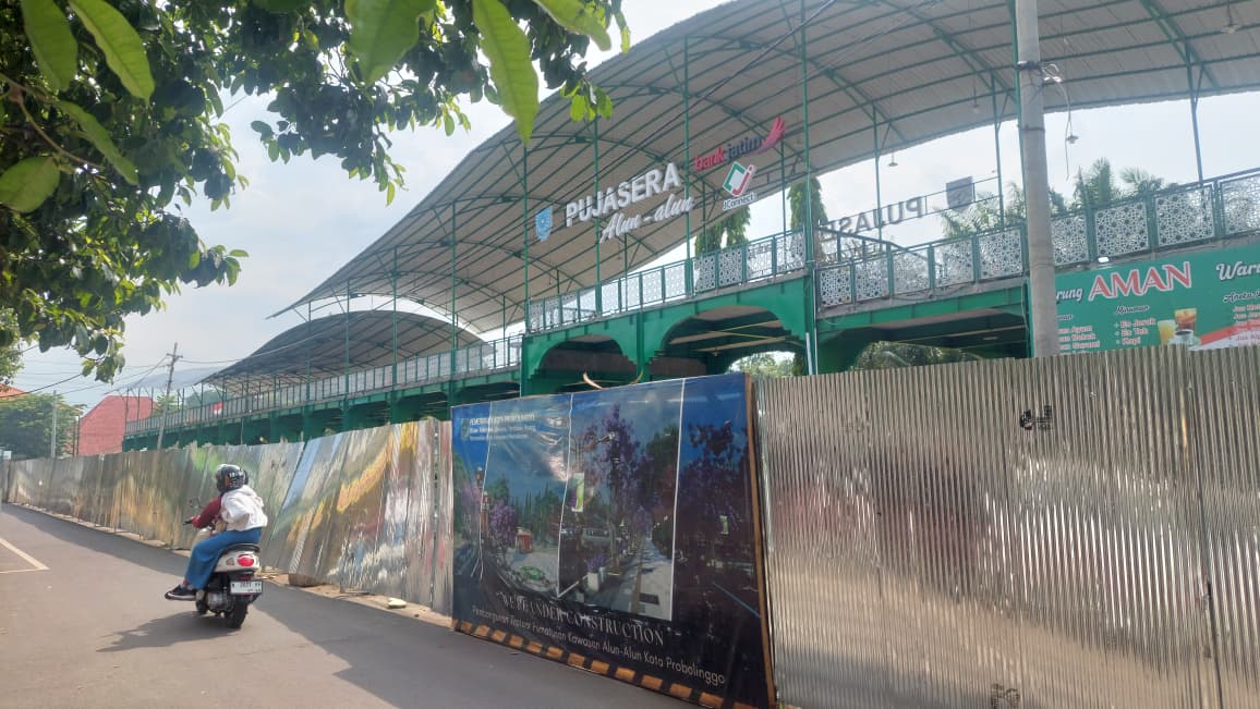 SEGERA DIPERMAK: Sejumlah pengendara melintas di depan Pujasera Alun-Alun Kota Probolinggo. Bangunan ini tahun depan akan direhab dengan anggaran hampir Rp 2 miliar.