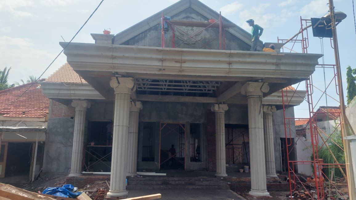 RAWAN MOLOR: Sejumlah pekerja menggarap proyek rehabilitasi Rumdin Wakil Wali Kota Probolinggo. Proyek ini harus rampung dalam sepekan ke depan.