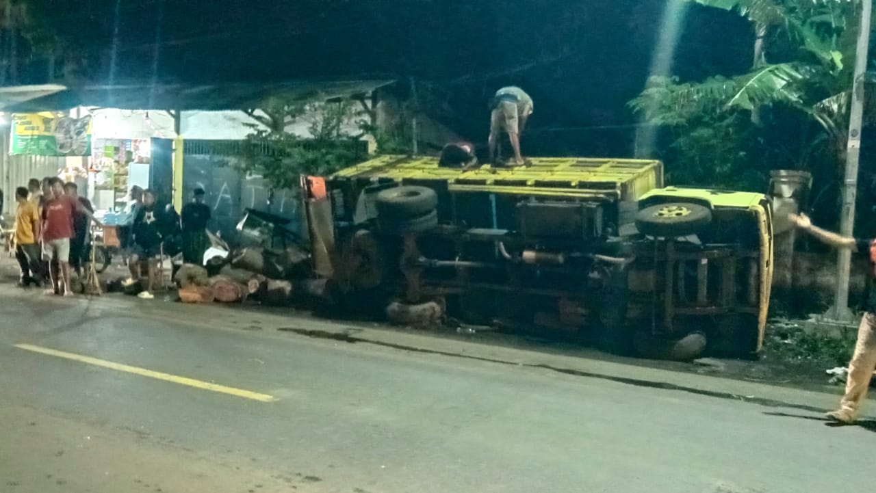 TERGULING: Satu unit truk terguling di Jalan Prof. Dr. Hamka, Kota Probolinggo, Selasa (25/11) malam.