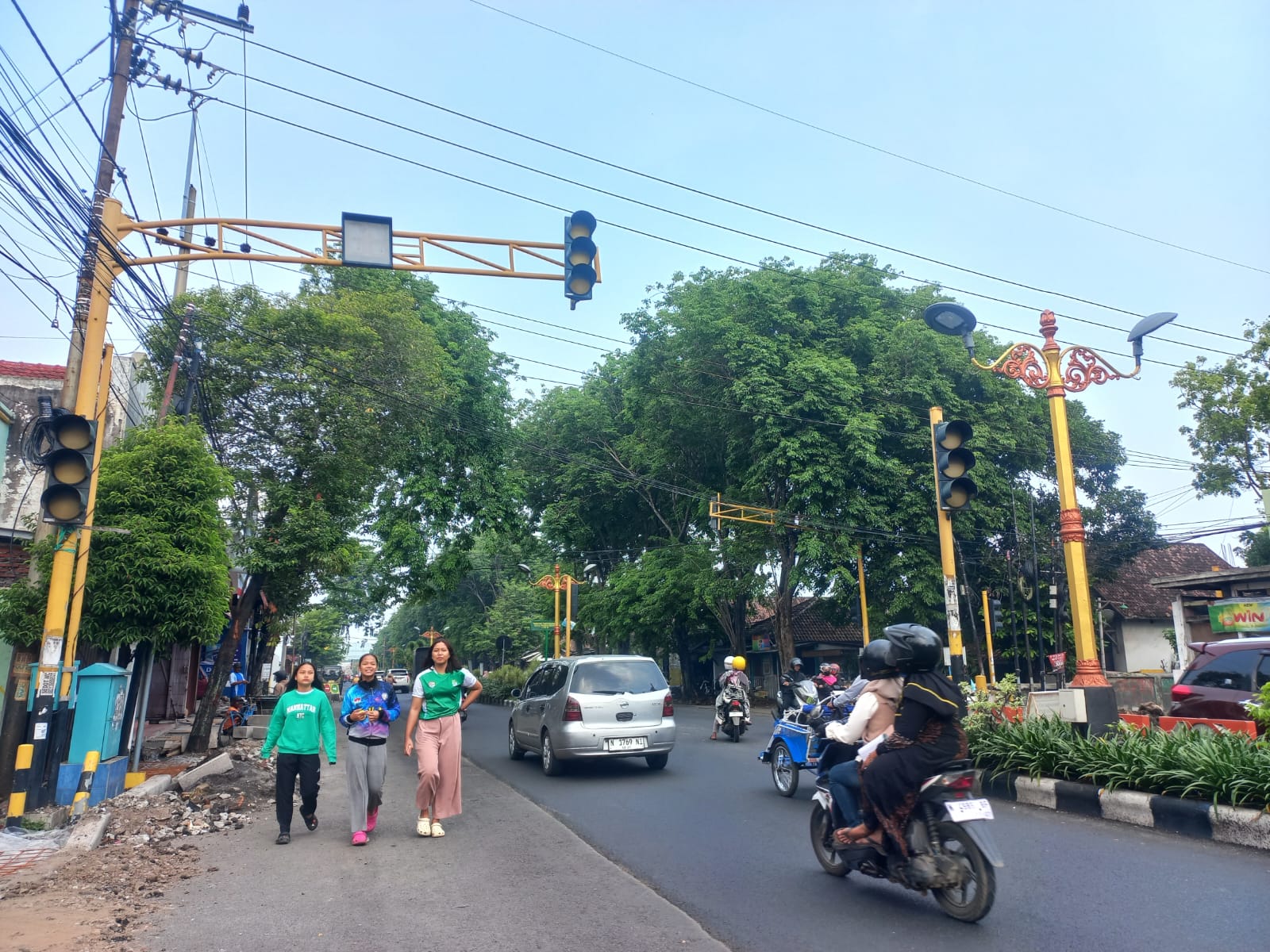 PADAM: Traffic light di Simpang Tiga Auto2000 Kota Probolinggo, padam, Rabu (26/11).