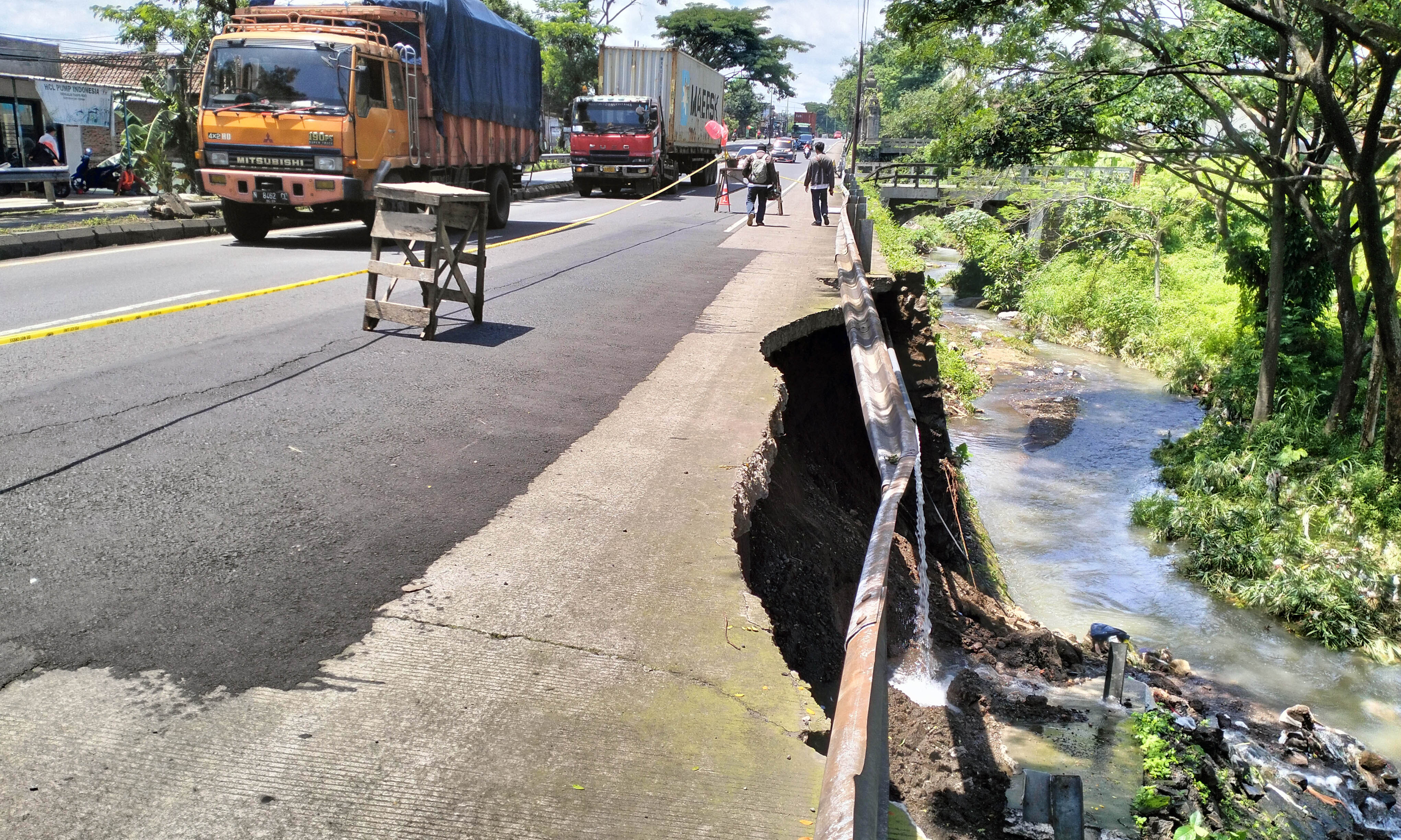 AKIBAT TERGERUS: Tembok penahan jalan nasional ruas Malang - Surabaya, di tepi sungai di Desa Parerejo, Kecamatan Purwodadi yang ambrol.