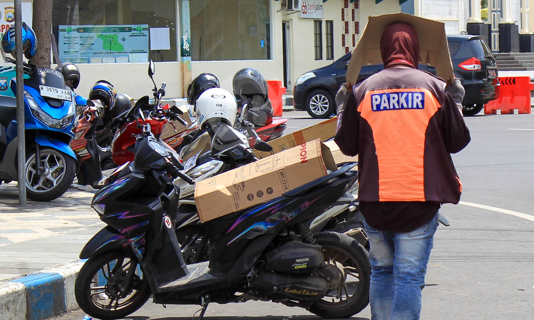 JADI TUMPUAN: Juru parkir yang bertugas di sekitar Alun-alun Pasuruan. Setoran dari jukir yang maksimal akan mengerek pendapatan dari retribusi