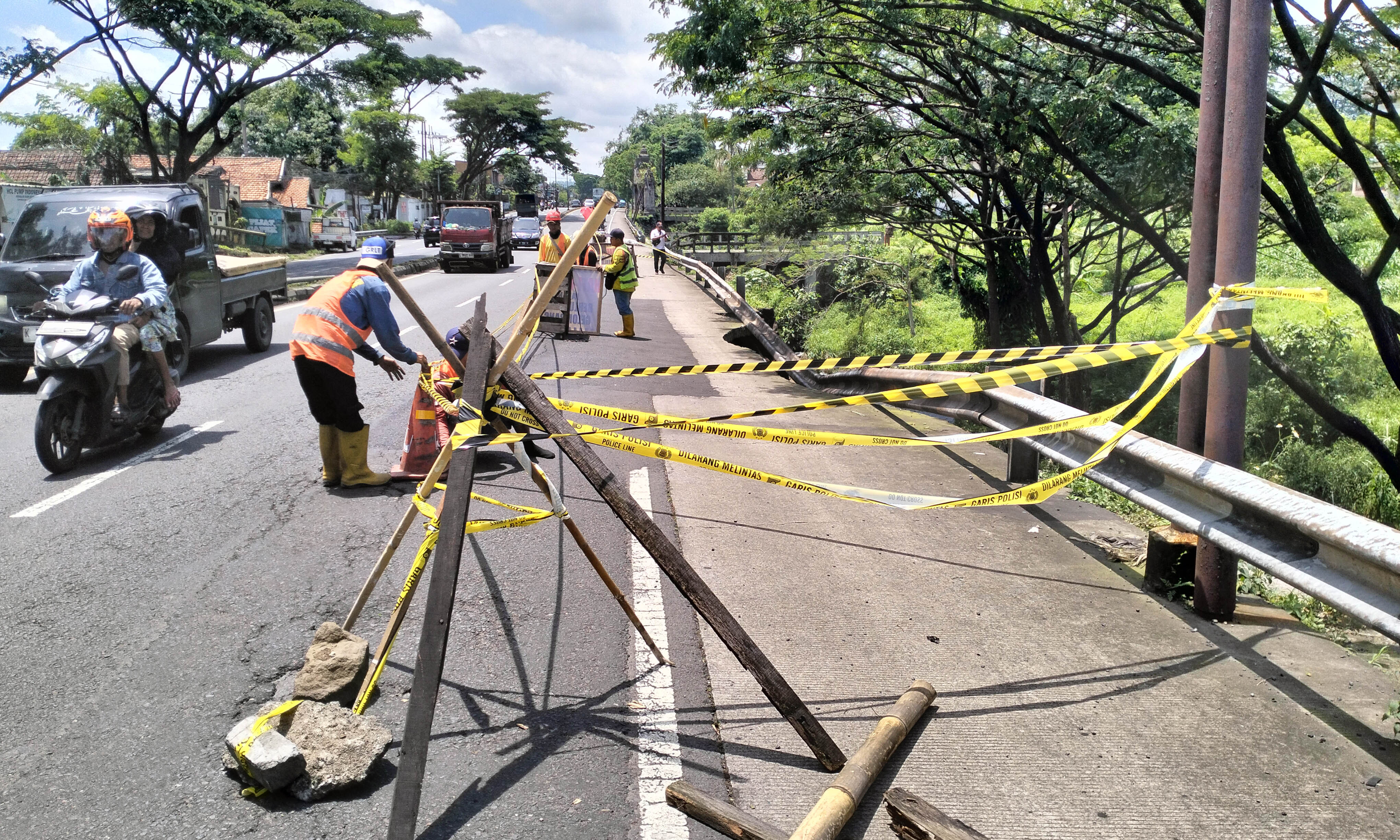 PENANDA: Garis polisi yang dipasang di lokasi agar bisa diketahui pengendara.