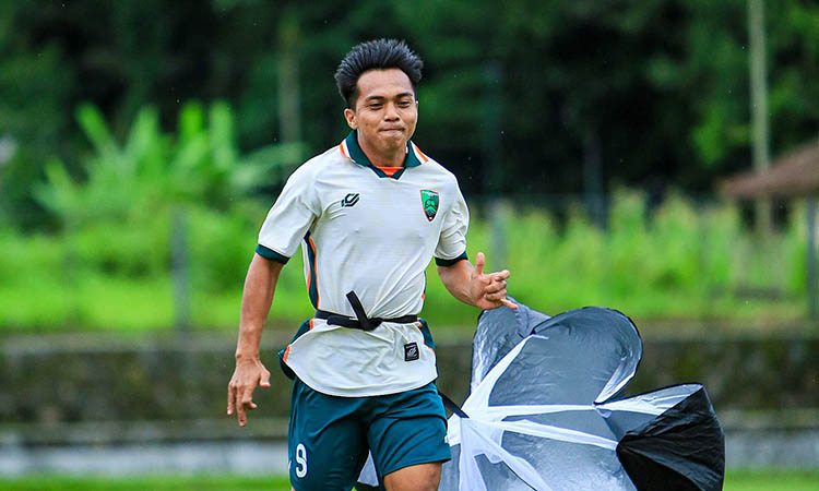 LATIHAN: Ricko Hardiansyah, salah satu punggawa Pasuruan United saat menjalani latihan di Jogjakarta.
