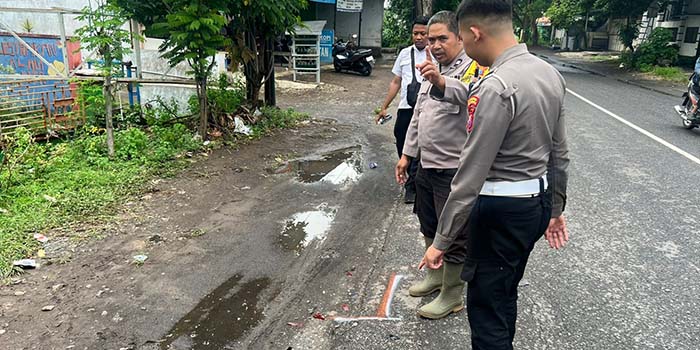 Petugas saat melakukan olah TKP kecelakaan maut motor menabrak mobil parkir di tepi jalan raya Warungdowo-Sidogiri, Pohjentrek, Kabupaten Pasuruan.