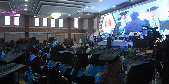 WISUDA: Sebanyak 608 wisudawan Unhasa di kukuhkan langsung oleh KH. Moh. Hasan Mtawakkil Alallah, di Gedung Islamic Center, Kraksaan. (Jamaludin/ Radar Bromo)
