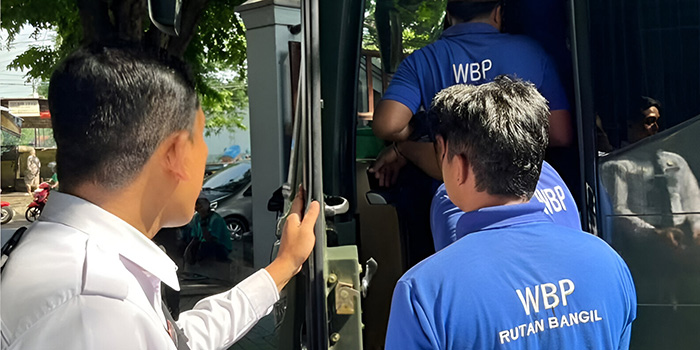 Sejumlah warga binaan Rutan Bangil saat diangkut naik bus untuk dipindah ke Lapas Surabaya. (Istimewa)