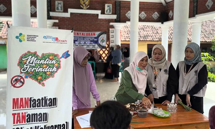 PEMBELAJARAN: Petugas Puskesmas Nguling saat mengedukasi warga terkait pemanfaatan tanaman obat untuk mengatasi penyakit. Salah satunya ancaman DBD.