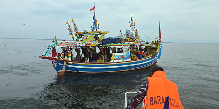 PENERTIBAN: Tim Kamladu TNI AL Paiton menertibkan empat kapal bolga yang diduga melanggar zona tangkap ikan, di Perairan Jabung Sisir, Paiton, Kabupaten Probolinggo, (25/11) sore.