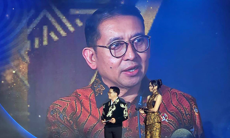 Menteri Kebudayaan Fadli Zon saat menerima penghargaan.