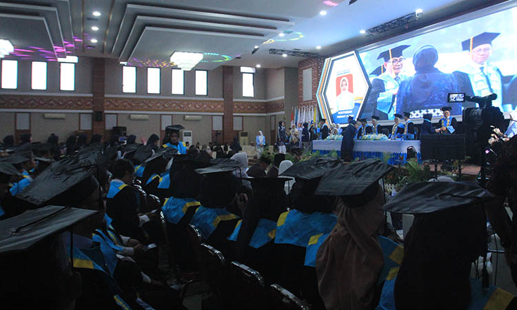 WISUDA: Sebanyak 608 wisudawan Unhasa di kukuhkan langsung oleh KH. Moh. Hasan Mtawakkil Alallah, di Gedung Islamic Center, Kraksaan.