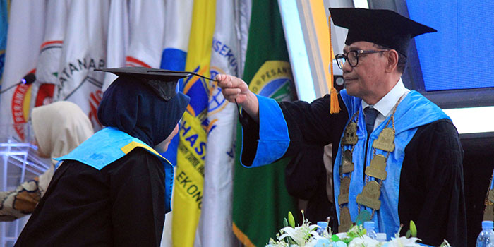 PENGUKUHAN: KH. Mohammad Hasan Mutawakkil Alallah mengukuhkan 608 wisudawan dari enam prodi di Fakultas Ilmu Kesehatan.