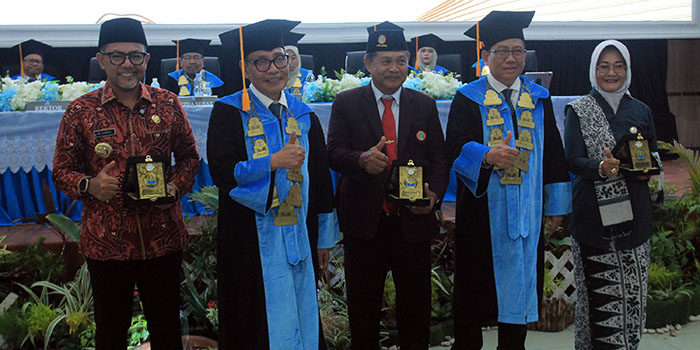 CINDERAMATA: Bupati Probolinggo, dr. Mohammad Haris, PPNI Provinsi Jatim dan IBI Provinsi Jatim menerima cinderemata dari KH. Moh Hasan Mutawakkil dan rektor Unhasa.