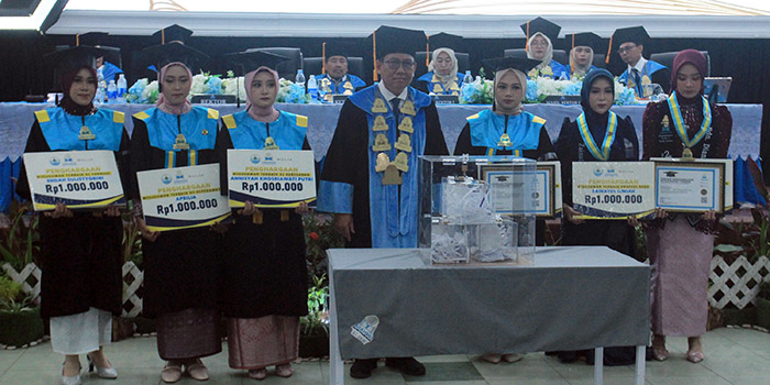 LULUSAN TERBAIK : Enam lulusan terbaik Unhasa foto bersama Rektor Unhasa Dr. H. Nur Hamin, S.K.M., S.Kep.Ns., M.Kes usai menerima penghargaan.