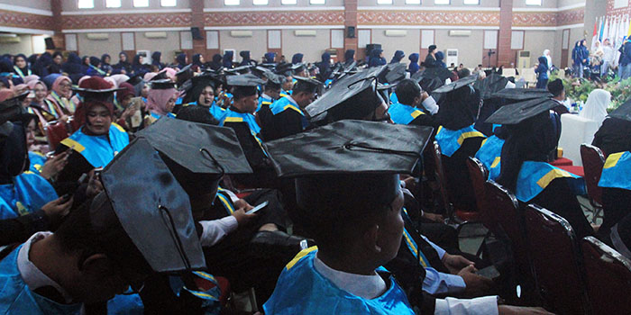 WISUDAWAN : Ratusan wisudawan mengikuti prosesi wisuda di GIC Kota Kraksaan, Kamis (27/11).