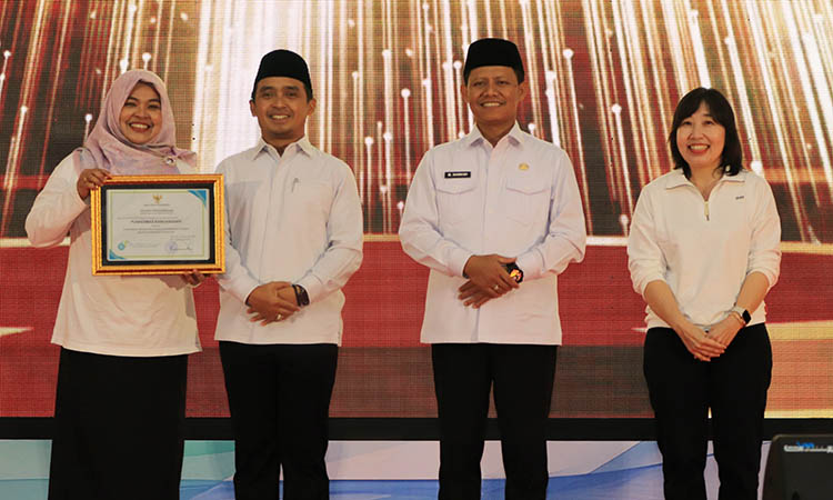 APRESIASI: Wali Kota Pasuruan, Adi Wibowo S.Tp. M.Si (tengah) bersama dengan Wakil Walikota Pasuruan H.M Nawawi S.Kom.,MM dan dr.Shierly Marlena MM saat berikan penghargaan kepada Tenaga Kesehatan, Ka
