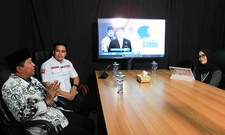GAYENG: Podcast jagongan bersama wakil rakyat (Jawara) bersama Wakil Ketua DPRD M Zaini (baju putih) dan Ketua PGRI Kabupaten Pasuruan Akhmad Ponali.