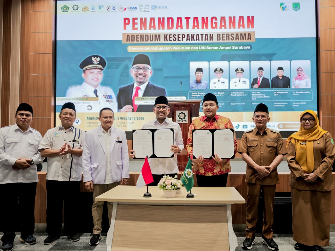 JALIN MOU: Bupati Pasuruan, M Rusdi Sutejo usai menandatangani adendum kerjasama dengan UINSA Surabaya.