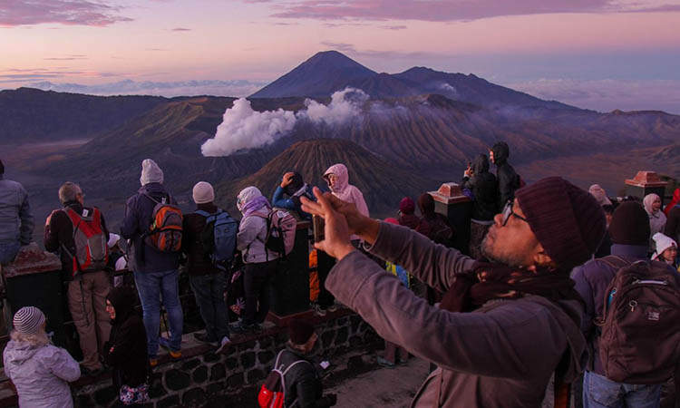 ANDALAN: Wisatawan menikmati Gunung Bromo di pagi hari. Bromo, Bermi dan Bentar masih menjadi mercusuar wisata di Kabupaten Probolinggo.