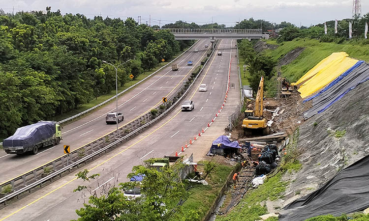 CEGAH LONGSOR: Penguatan tebing di ruas jalan tol gempan, Desa Randupitu, Kecamatan Gempol yang masih berlangsung sampai kemarin.