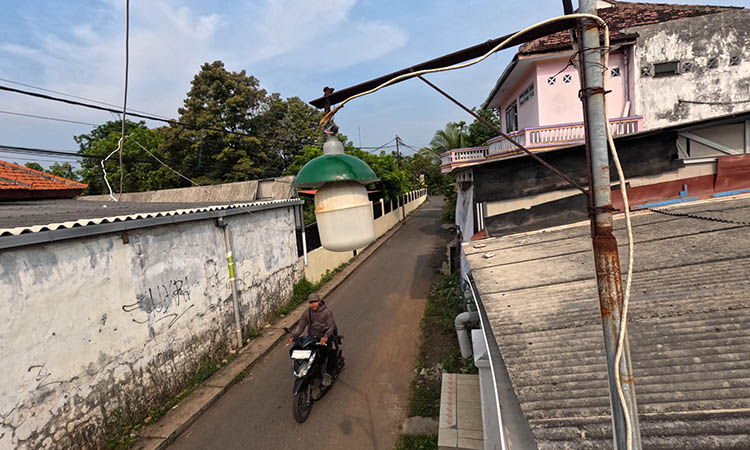 BIAR TERANG: Jalan Mangga, Pohjentrek yang akan dibangun PJU baru. Pelaksanaannya harus rampung sebelum tahun baru.