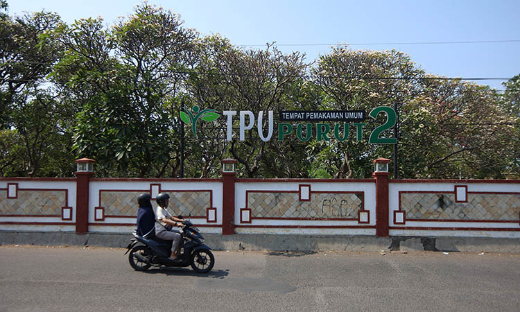 OVERLOAD: Pengendara melintas di depan TPU Purut II di Kelurahan Purutrejo, Kecamatan Purworejo.