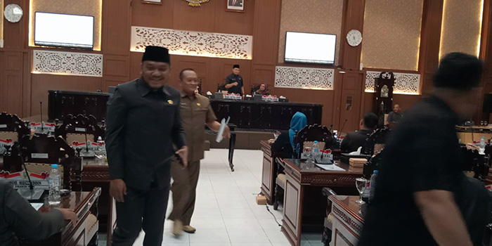 WALK OUT: Sejumlah anggota F PKB meninggalkan ruang paripurna lantaran menolak pengesahan raperda perseroda Bahari Tanjung Tembaga. (Arif Mashudi/ Radar Bromo)