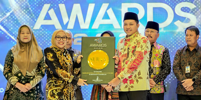 PENGHARGAAN: Bupati Pasuruan M Rusdi Sutejo saat menerima penghargaan predikat Daerah Koperasi Terbanyak Pemkab Pasuruan juga menjadi Daerah Omzet Koperasi Tertinggi di Jawa Timur.