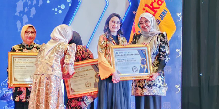 MEMBANGGAKAN: Ketua Forikan Kabupaten Pasuruan, Merita Rusdi Sutejo saat menerima penghargaan dari Ketua Forikan Provinsi Jawa Timur, Arumi Bachsin.