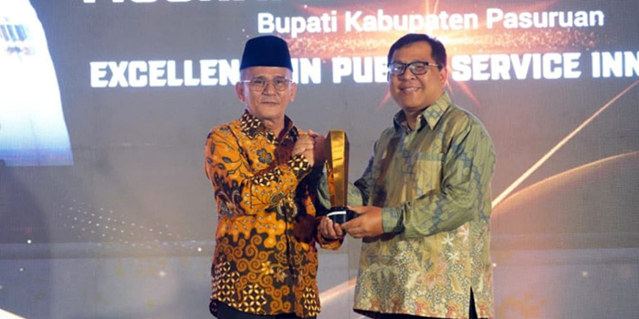 PRESTISIUS: Wakil Bupati Pasuruan HM Shobih Asrori saat mewakili Bupati Pasuruan M Rusdi Sutejo menerima penghargaan dalam ajang Anugerah Times Indonesia 2025.
