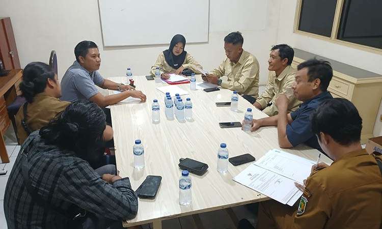 PENGAWASAN: Tim pengawas dari Disperindag Kabupaten Pasuruan, DPMPTSP, serta KPPBC Pasuruan dalam agenda pengawasan mesin pelinting sigaret di beberapa perusahaan industri rokok di Kabupaten Pasuruan