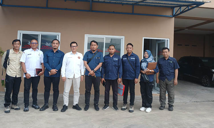PENGAWASAN: Tim pengawas dari Disperindag Kabupaten Pasuruan, DPMPTSP, serta KPPBC Pasuruan dalam agenda pengawasan mesin pelinting sigaret di beberapa perusahaan industri rokok di Kabupaten Pasuruan