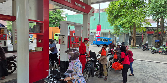 JUMAT BERKAH: Sejumlah warga saat antre isi pertalie di SPBU Warungdowo, warga juga mendapat paket Jumat Berkah. (Fahrizal Firmani/ Radar Bromo)