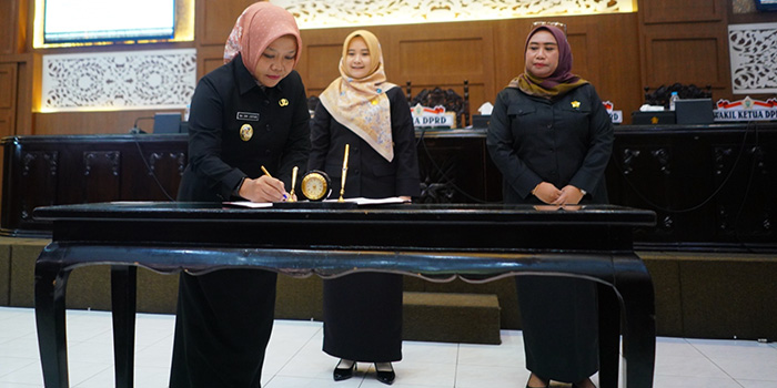 SAHKAN PERDA: Wawali Ina Dwi Lestari saat menandatangani pengesahan perda penyertaan modal Perseroda disaksikan ketua DPRD Syntha dan Wakil Ketua DPRD Santi Wilujeng.