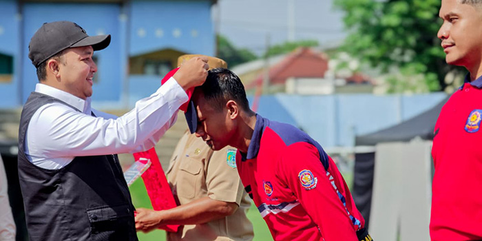 KUKUHKAN: Bupati Pasuruan M Rusdi Sutejo saat mengukuhkan para relawan Damkar. Keberadaan mereka diharapkan, bisa menjadi agen penanganan bencana kebakaran sejak dini.