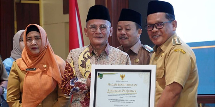 SERAHKAN: Wakil Bupati Pasuruan, HM Shobih Asrori menyerahkan penghargaan kepada salah satu camat yang berhasil mengukir prestasi dengan menurunkan angka stunting.