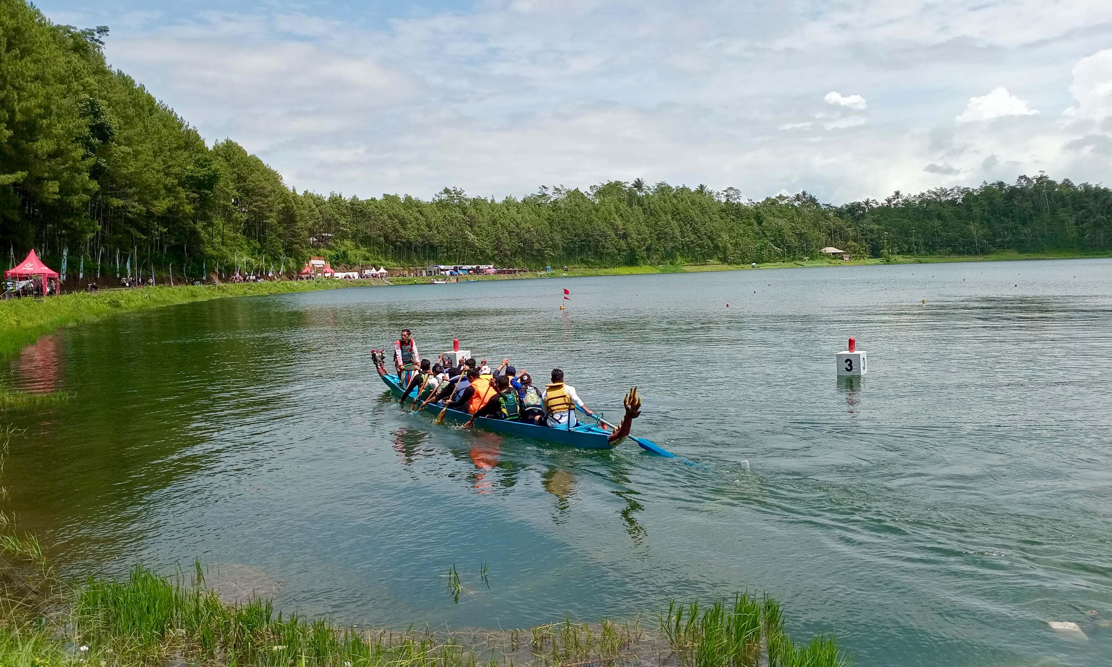 BERSOLEK: Beberapa pengunjung sedang bermain wahana air. Kini Ranu Segaran menjadi objek wisata yang banyak dikunjungi.