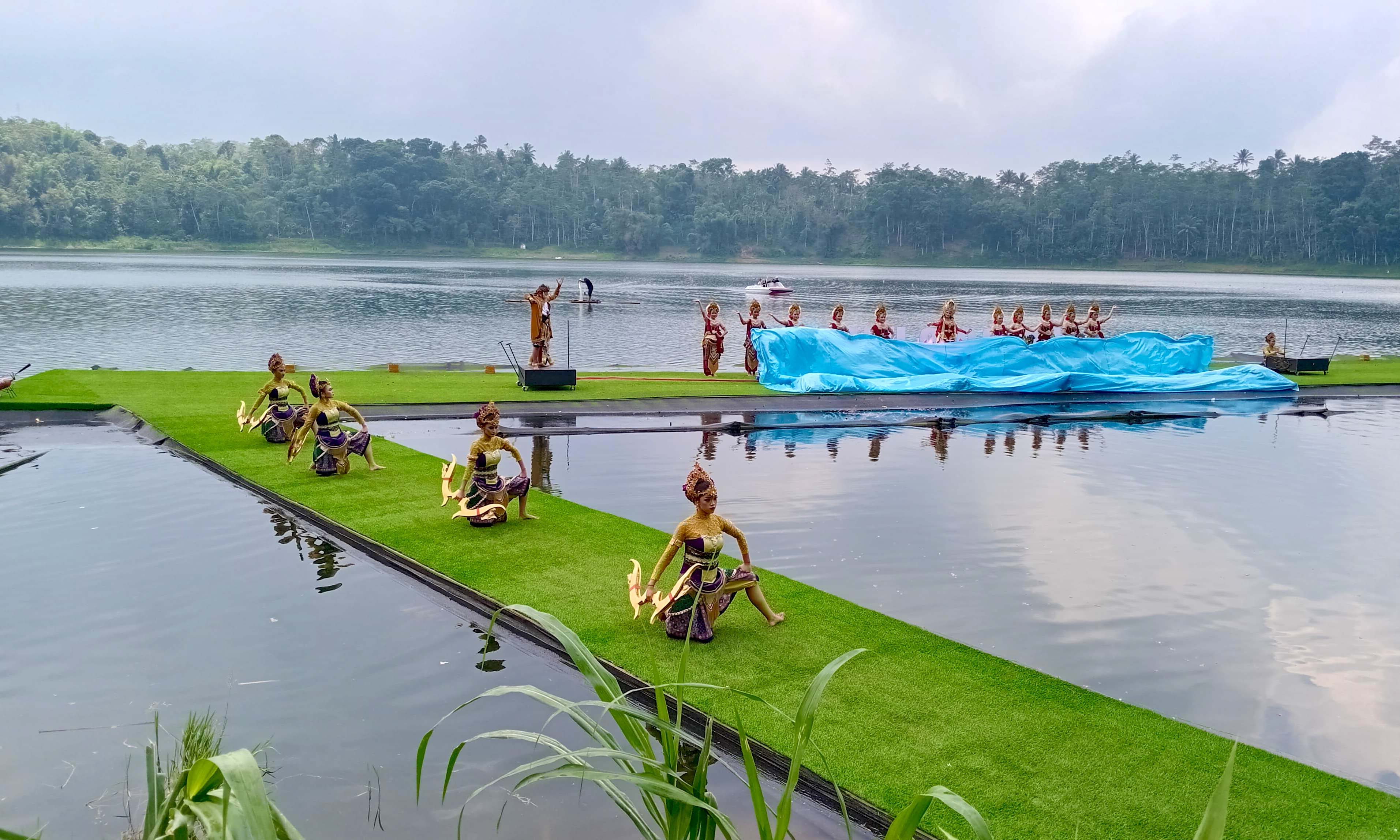 SAKRAL: Penampilan sendratari Amoksaning Rengganis yang diadaptasi dari legenda Raden Tirta dan Raden Segara di Ranu Segaran.