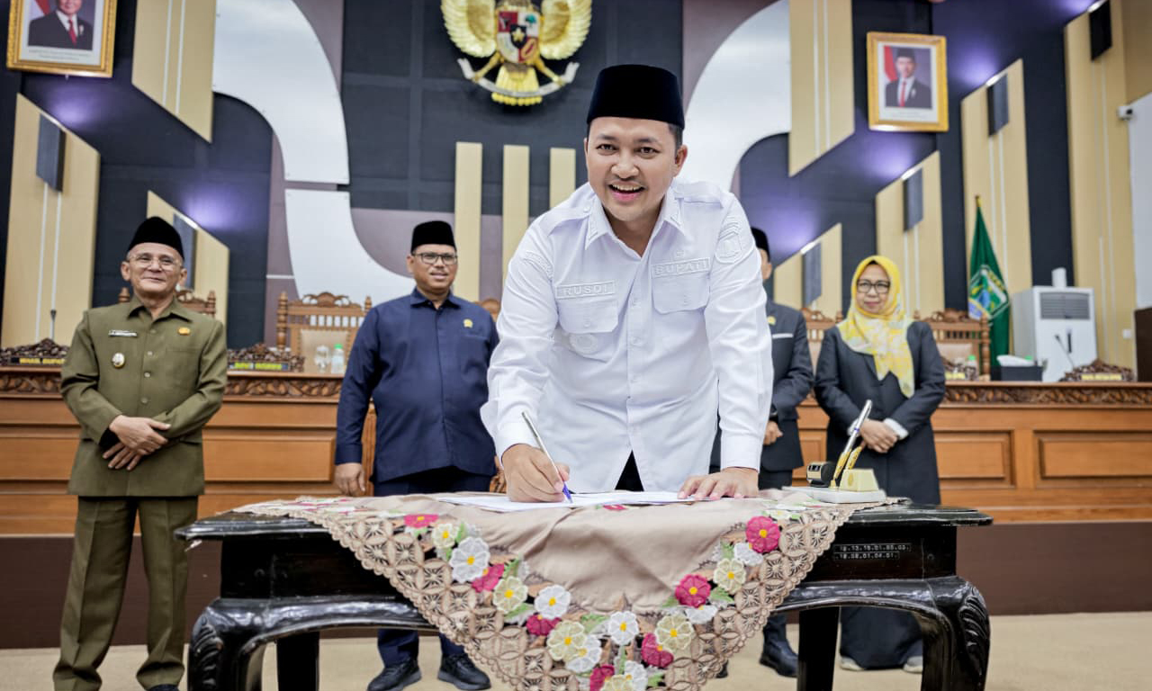 TANDATANGAN: Bupati Pasuruan M Rusdi Sutejo saat menandatangani Raperda APBD 2026 menjadi Perda APBD 2026 dalam paripurna yang berlangsung Rabu (26/11).