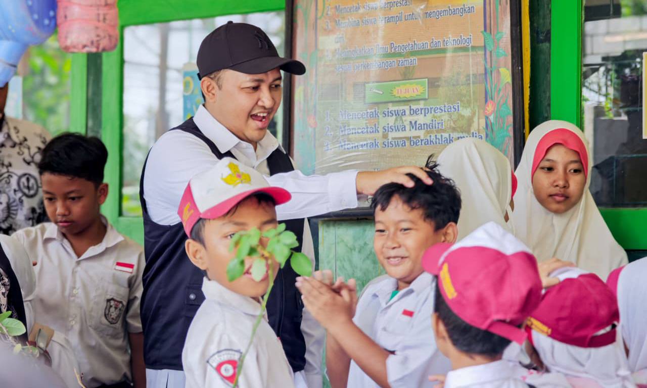 DEKAT: Mas Rusdi-sapaan Bupati Pasuruan saat berinteraksi dengan pelajar di salah satu sekolah SD yang ada di Kabupaten Pasuruan.