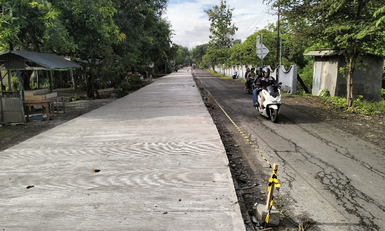 3.	KUAT: Ruas Jalan Bangil-Sukorejo yang tengah dalam proses pembangunan. Jalan setempat bakal lebih kuat, lantaran dibangun dengan cara dicor.