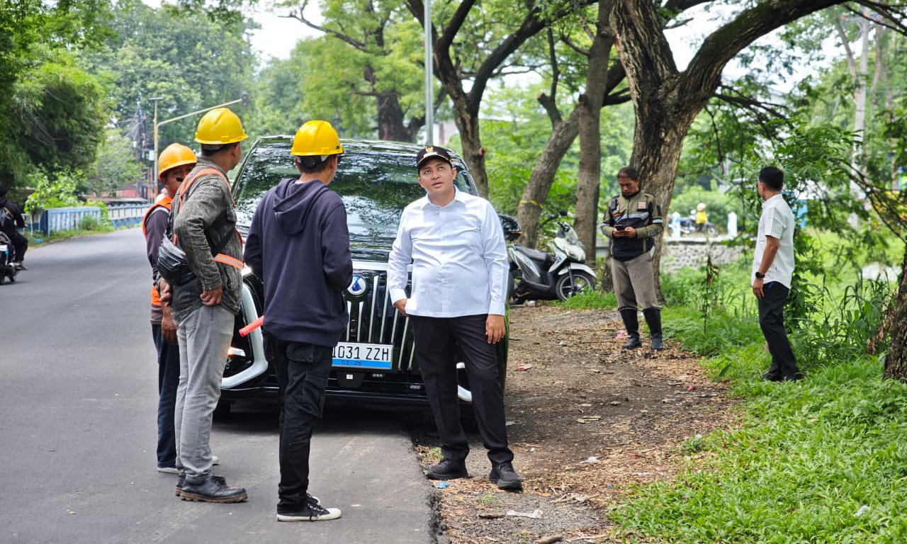 PANTAU: Bupati Pasuruan, M Rusdi Sutejo saat melakukan pemantauan terhadap PJU di wilayah Kecamatan Beji.