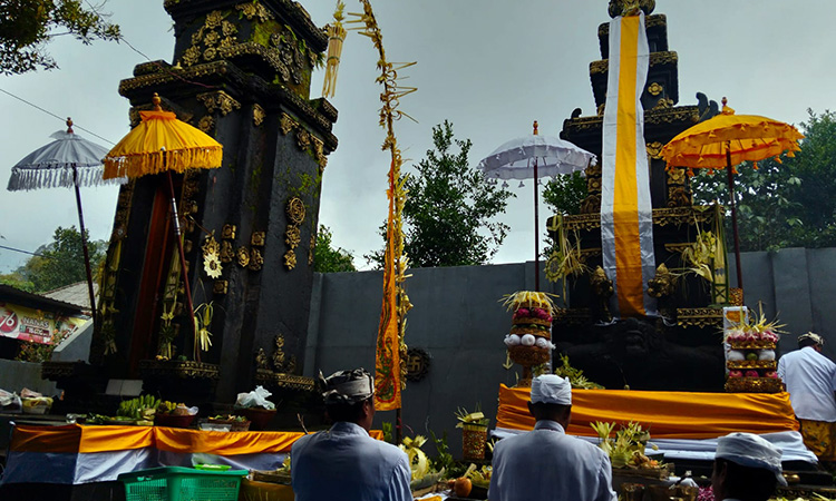 KHIDMAT: Ratusan umat Hindu Tengger merayakan Hari Raya Kuningan di Pura Randu Agung, Desa Sapikerep, Kabupaten Probolinggo, Sabtu (29/11).