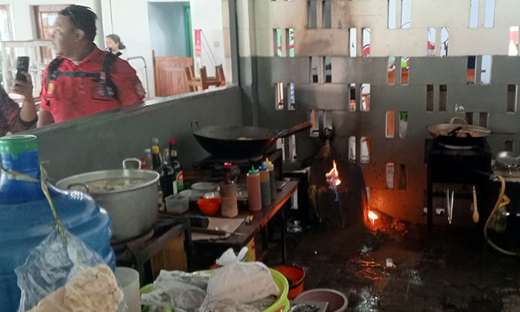 Kondisi dapur warung di Jalan Supriadi Kanigaran Kota Probolinggo yang sempat terbakar, Sabtu (29/11).