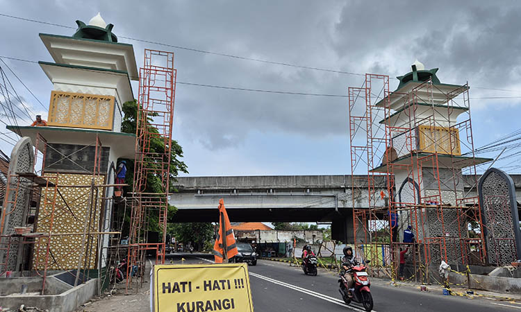 SESUAI KARAKTER: Tugu batas kota dan kabupaten di wilayah Pohjentrek yang bertemakan Kota Madinah.