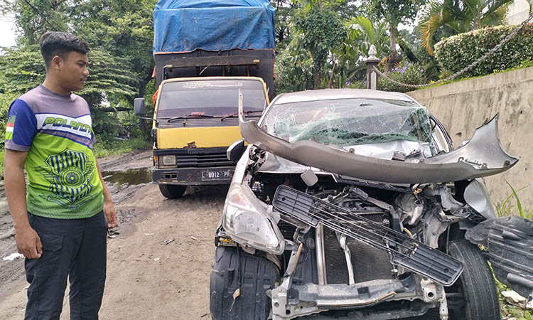 RUSAK BERAT: Toyota Avanza dan truk, kendaraan terlibat laka lantas di ruas jalan Tol Gempan, diamankan di Poslantas Polsek Pandaan