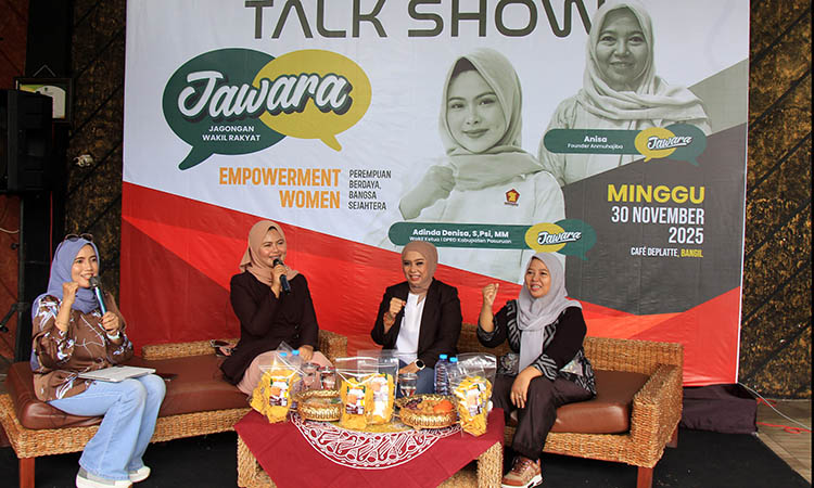 GAYENG: Sejumlah narasumber Talk Show Jawara bersama Wakil Ketua 1 DPRD Adinda Denisa yang digelar di Cafe Deplatte, Bangil, Minggu (30/11) pagi.