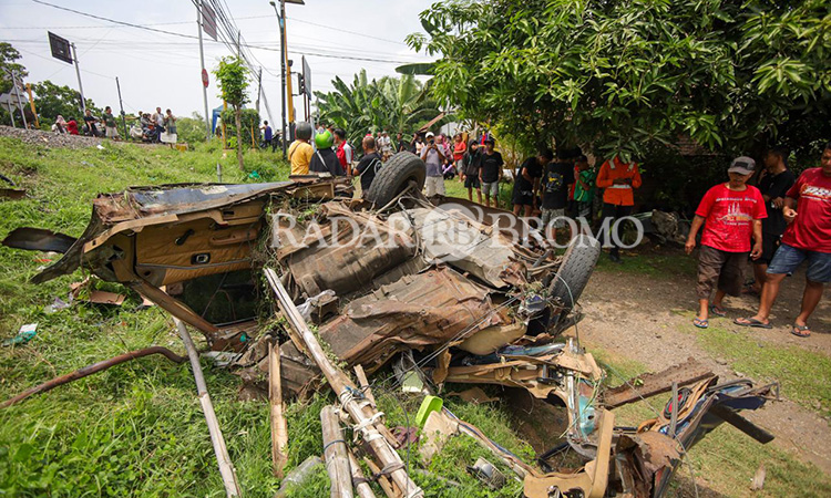 RINGSEK PARAH: Kondisi mobil sedan Accord yang ditumpangi sekeluarga asal Cangkringmalang usai tertabrak KA Mutiara Timur, Minggu (30/11). (Mokhamad Zubaidillah/ Radar Bromo)