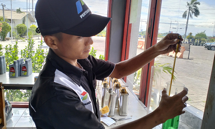 CEK KUALITAS : Karyawan SPBU Desa Pajurangan mengecek density BBM jenis pertalite. Pengujian ini dilakukan untuk memastikan kualitas BBM sebelum dijual ke masyarakat.